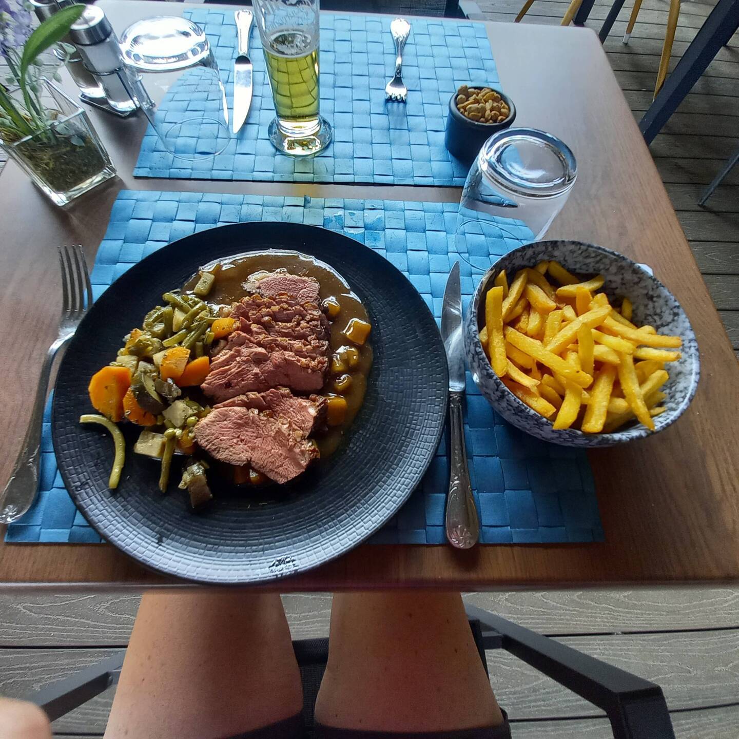 Ente, rosa auf den Punkt, Gemüse Pommes und ein ganz vornehmes Sösschen 🤪