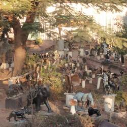 Morgens liegen die Verkaufstände still da.