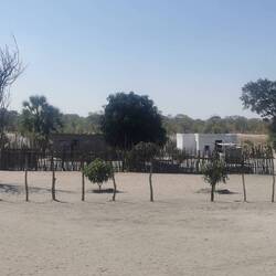 Dorf am Straßenrand - Zutritt nur auf Einladung, sonst hast du KEINERLEI Rechte 😳