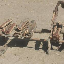 Bei einem Straßenstand kauft Manda für abends Feuerholz