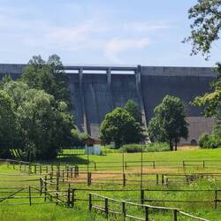 Ich darf von unten zur Staumauer gucken.