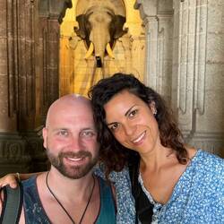 Notre guide se prend pour un photographe et nous prend en photo dans chaque pièce du palais