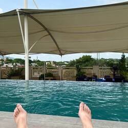 Louis profite de la piscine sans se rendre compte que le soleil lui met une raclée