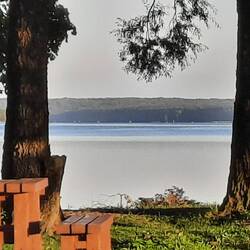 Bei Abendlicht sieht man gut die Grenzmarkierungen zu Russland im See