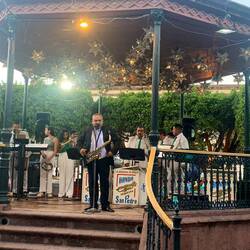 Musicians in the Jardin