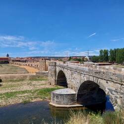 Romanische Brücke im Ortsinneren.