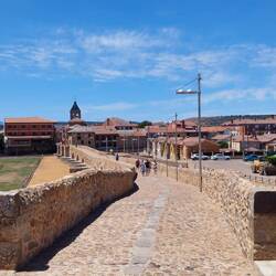 Hier sollen der Legende nach zehn Ritter Léons 300 Angreifer bezwungen haben.