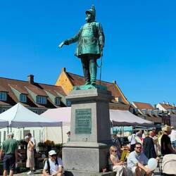 Not sure why this guy had a small lion on top of his helmet