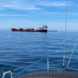 Frachtschiffe liegen vor Styrsö auf Reede