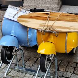 Verbania... Vespas für die Kleinstesten, stilecht mit Surfbrett