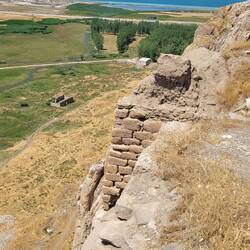 diese Mauern müssen von mutigen Arbeitern hochgezogen worden sein