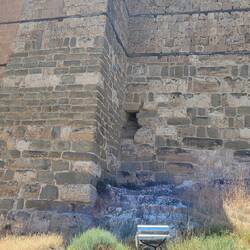 eine extrem schmale Treppe führt dort oben in die Gebäude