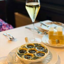 Schnecken à la Maison mit einem Glas Champagner