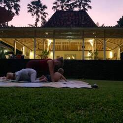 Yoga op het grasveld voor sea echo