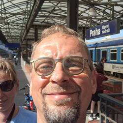 Ankunft in Prag hl.n. Bei gefühlten 40° und dann noch 17km durch brütende Hitze zum Flughafen