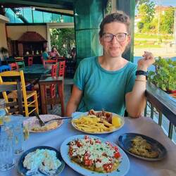 Leckeres Essen mit griechischen Vor- und Hauptspeisen