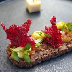 Rentier Herz mit Birnerelish, Estragon Mayonnaise und rote Beete chip