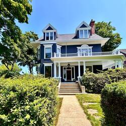 I think the rich and beautiful live here 🤑