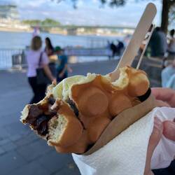 Bubble-Waffel mit Eis und Schokisoße
