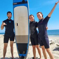 Drei Wellenreiter*innen