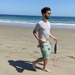 Beachboy mit Frischfisch