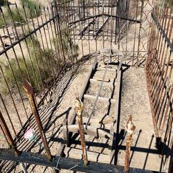 Grab von einem Erwachsenen