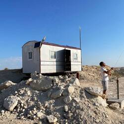 Mann lebt bei 40 Grad im Container