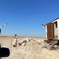 und zieht die Barriere hoch und runter. Ohne Kontrolle.