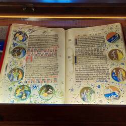 Ausgestellt werden unter anderem wunderschöne Handschriften.