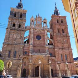 Die Kathedrale Astorgas. Auch wenn der heutige Weg noch lang ist - rein muss ich dann doch.