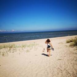 Aluna is flying to the beach