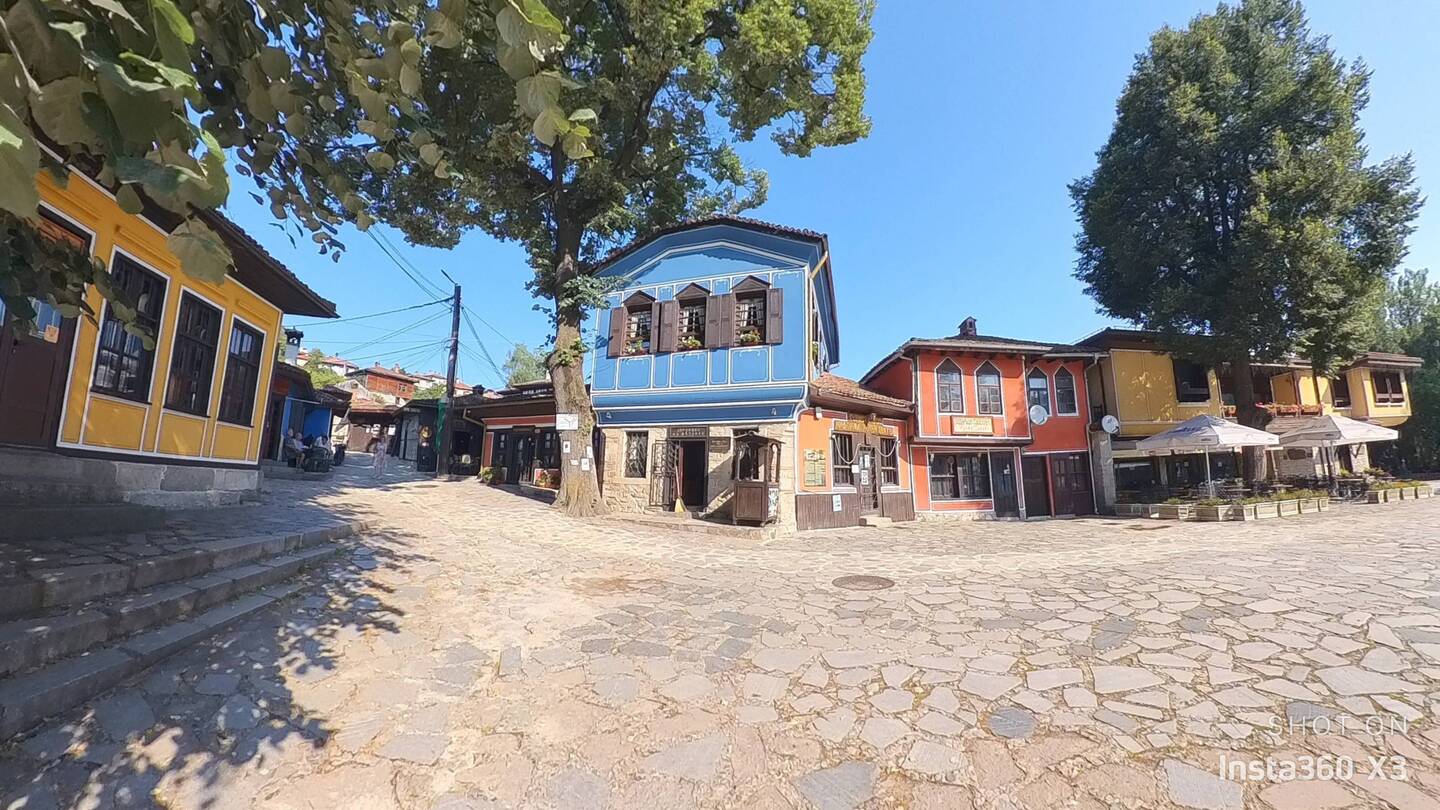 Ein lebendiges Museum mit farbenfrohen Holzhäusern aus dem 18. und 19. Jahrhundert.