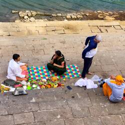 Siddheshwar Mahadeo Temple ... preparing offerings on the tank steps — Mumbai, India.