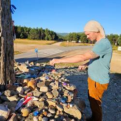 Jimmy leaving bits of his rock at the Cruz de ferro