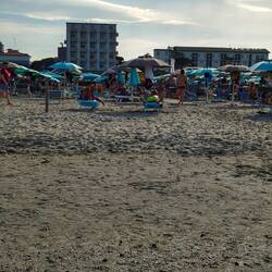 Blick vom Strand aufs Hotel