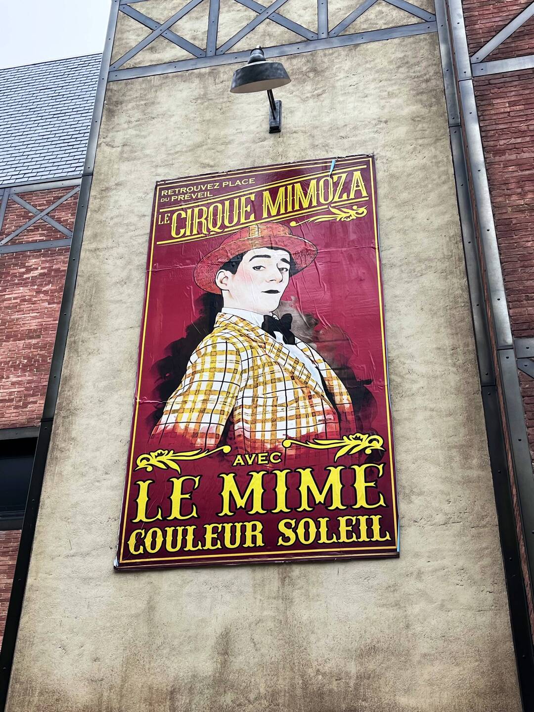 9.40 waren wir schon da und der riesige Theatersaal war knall voll