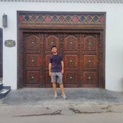 (Der Fleck kommt von einer überraschend hohen Welle, sagt er... Wirklich!)