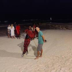 Ist Andi da am flirten mit dem Maasai beach boy?