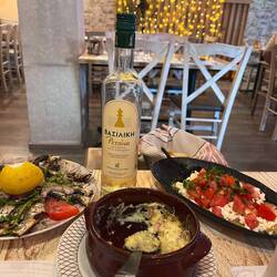 Leckeres Abendessen in einer Taverne mit Retsina