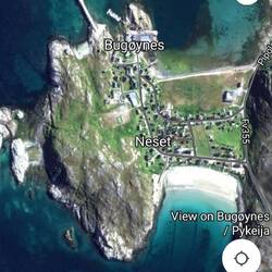 Zu beiden Seiten Wasser