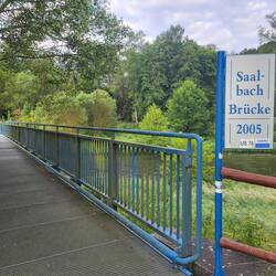 Diese Brücke führt über die Saale.