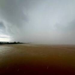 Naturschauspiel: Regenschauer kommt mit großer Geschwindigkeit auf mich zu.