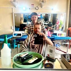 Frisörtermin. Gerade mal 1,25 $ für Haare schneiden und Bart stutzen.