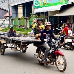 Auch in Kambodscha, wird alles mögliche auf Motorbikes transportiert.