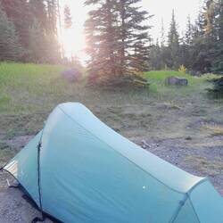 Canyon Campground beim Kananakis Stausee. Dusche muss weiter warten, aber Bad im See.