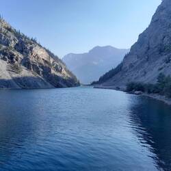 Stausee oberhalb Canmore, steiler Aufstieg auf stark befahrener Naturstrasse (waschbrett und staub)
