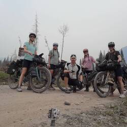 Die vier Britinnen machen früher Feierabend. Abschiedsfoto, ich weiter nach Elkford (Dusche!)