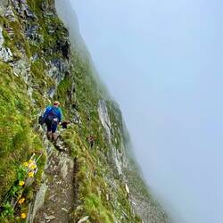 Abstieg am der stahlseilgesicherten Steilwand