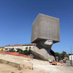 La Tete Au Carree Library.
