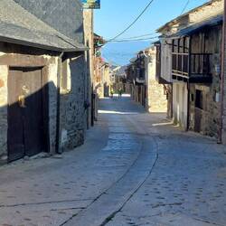 Die steile Hauptstraße des Ortes.